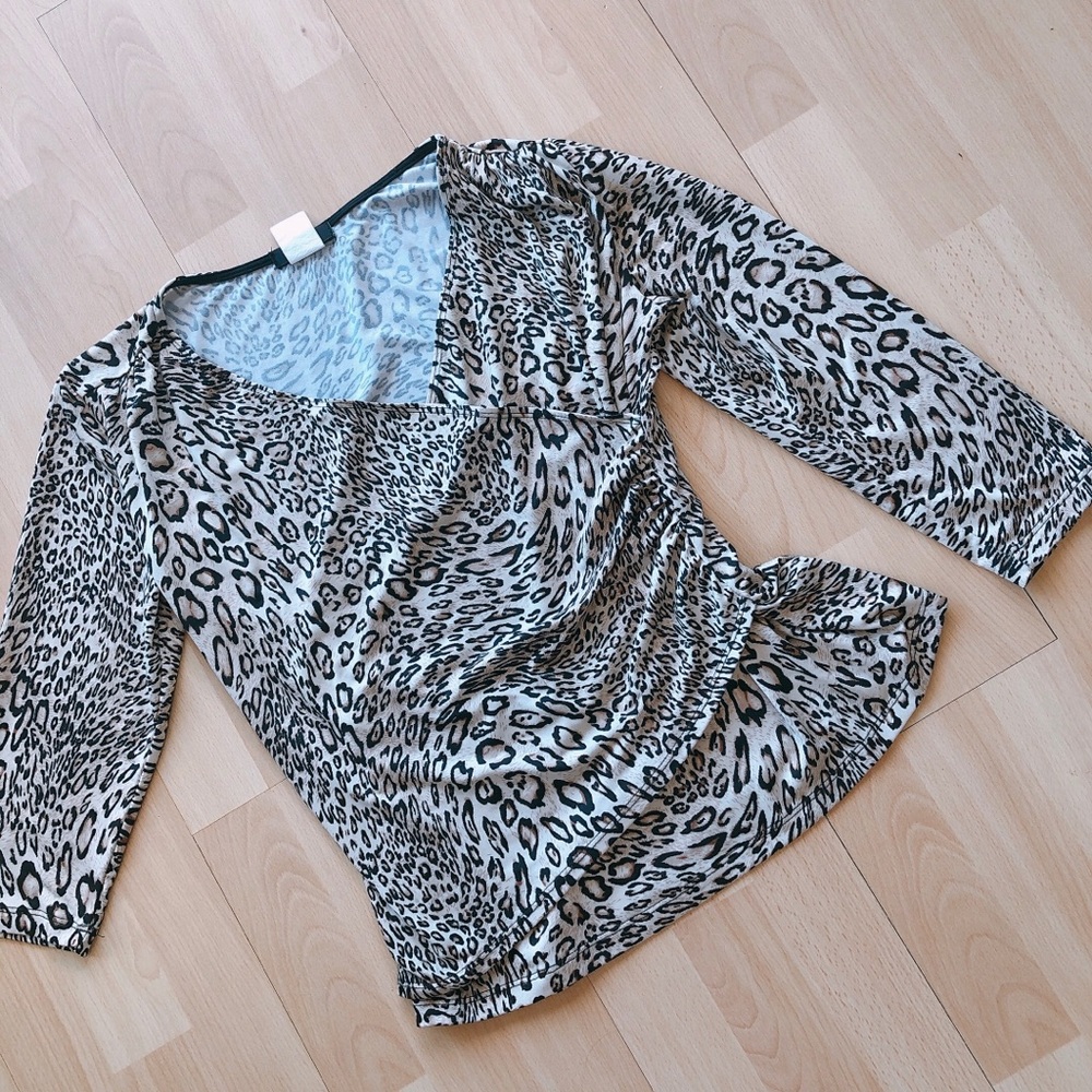 π ISCA Leopard Print Surplice Ruched Top π - Picture 2 of 13